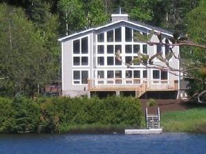 Mont Tremblant lake front vacation rental